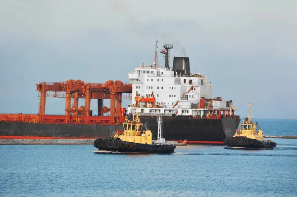 Tugboat Assisting Bulk Cargo Ship Harbor Quayside — Stock Photo, Image