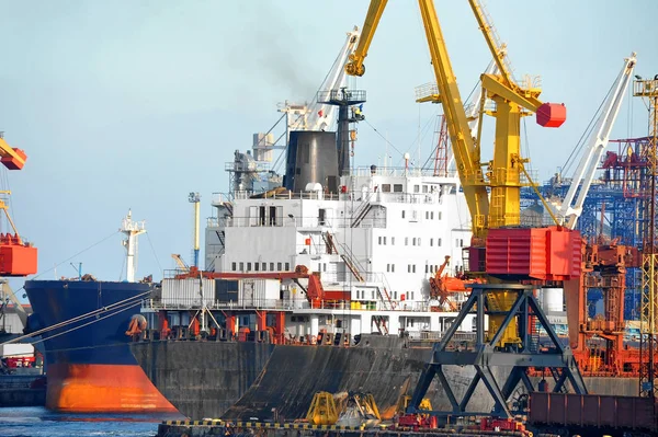 Bulk Vrachtschip Onder Poort Kraan Brug Odessa Oekraïne — Stockfoto