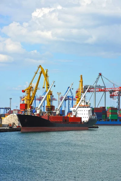 Bulk Vrachtschip Onder Poort Kraan Brug Odessa Oekraïne — Stockfoto