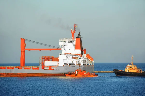 Канонерський Човен Допомагає Наливним Вантажним Кораблям Узбережжі — стокове фото