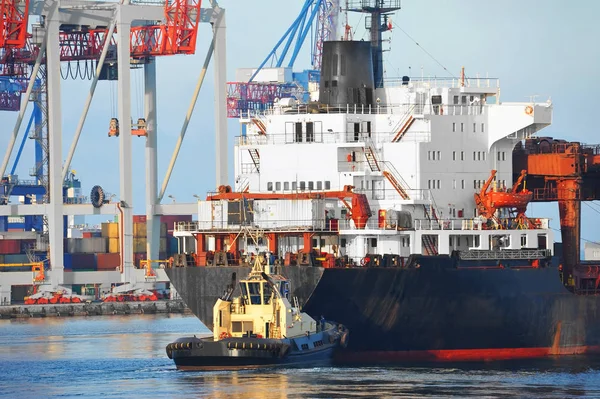 Rebocador Que Assiste Navio Carga Granel Cais Porto — Fotografia de Stock