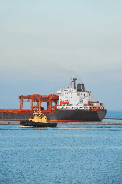 Rebocador Que Assiste Navio Carga Granel Cais Porto — Fotografia de Stock