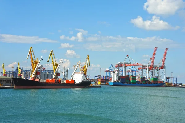 Bulk Vrachtschip Onder Poort Kraan Brug Odessa Oekraïne — Stockfoto