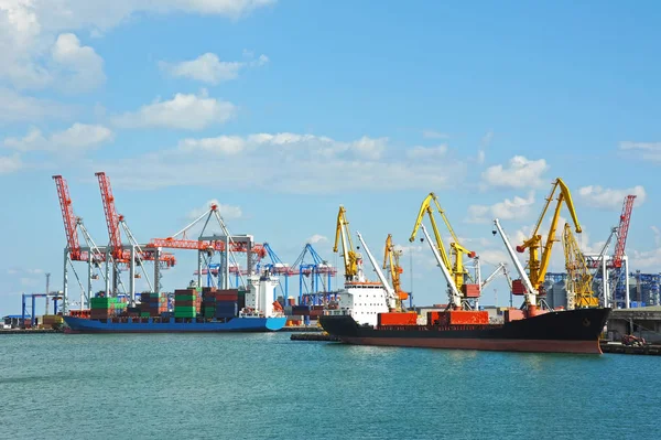 toplu yük gemisi altında liman Vinci Köprüsü, odessa, Ukrayna