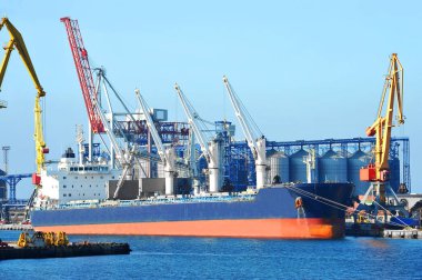 toplu yük gemisi altında liman Vinci Köprüsü, odessa, Ukrayna