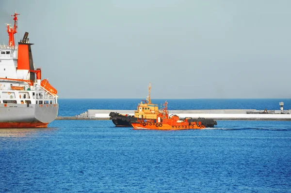 Sleepboot Bijstaan Bulk Vrachtschip Tot Haven Van Kade — Stockfoto