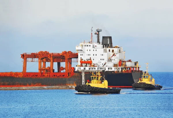 Quayside Liman Için Toplu Yük Gemisi Yardımcı Römorkör — Stok fotoğraf