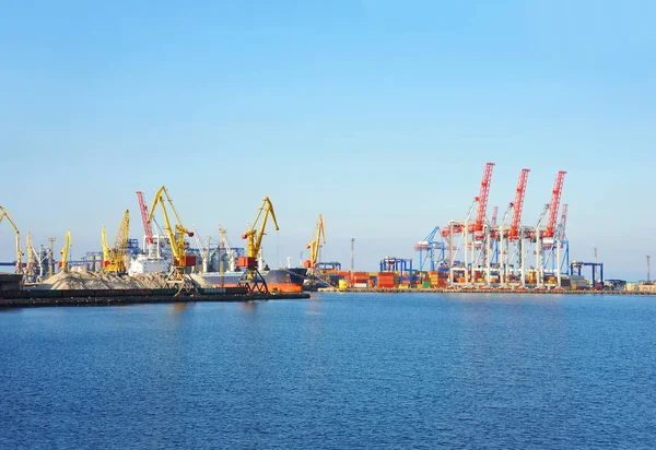 Navio Carga Granel Sob Ponte Guindaste Portuário Odessa Ucrânia — Fotografia de Stock