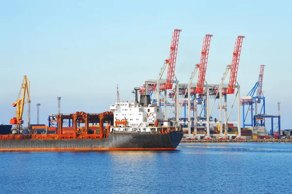 Navio Carga Granel Sob Ponte Guindaste Portuário Odessa Ucrânia — Fotografia de Stock