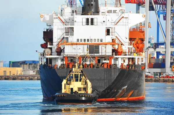 Rebocador Que Assiste Navio Carga Granel Cais Porto — Fotografia de Stock