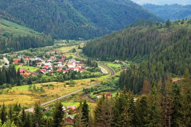 Yüksek dağ manzarası Karpat, Ukrayna'da görünümünü