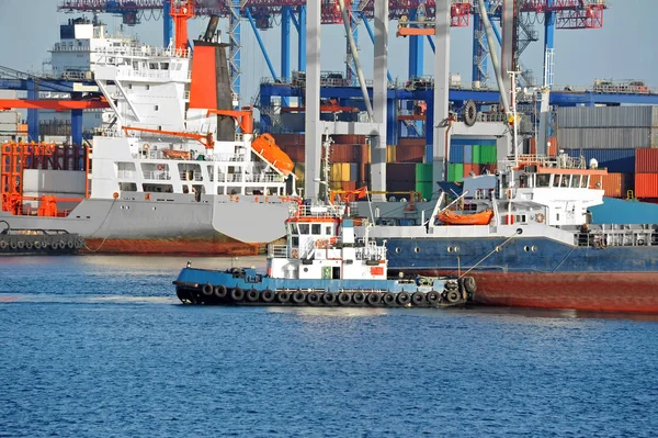 Rebocador Que Assiste Navio Carga Granel Cais Porto — Fotografia de Stock