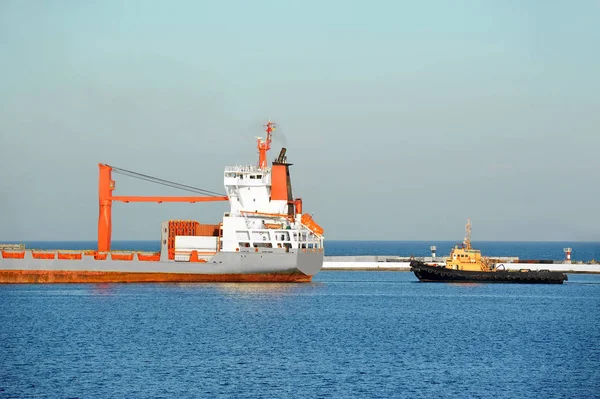 Sleepboot Bijstaan Bulk Vrachtschip Tot Haven Van Kade — Stockfoto