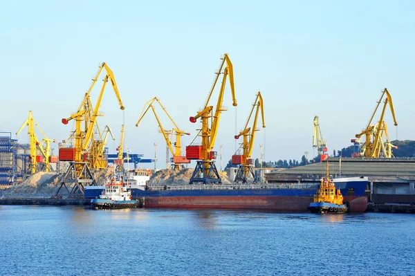 Rebocador Que Assiste Navio Carga Granel Cais Porto — Fotografia de Stock