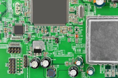 Yeşil baskılı modem anakart ile microcircuit, yakın çekim