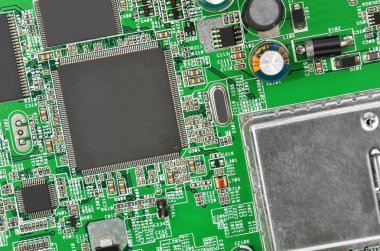 Yeşil baskılı modem anakart ile microcircuit, yakın çekim
