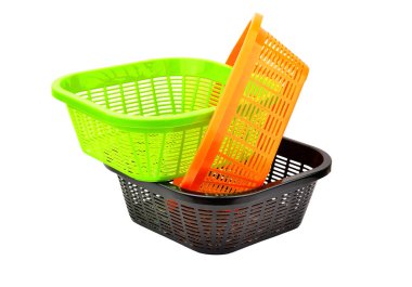 Beyaz arka plan üzerinde izole depolama plastik sepet