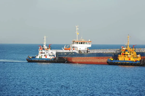 Tugboat Assisting Bulk Cargo Ship Harbor Quayside — Stock Photo, Image