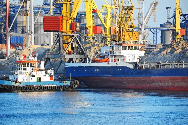 Tugboat Assisting Bulk Cargo Ship Harbor Quayside — Stock Photo, Image