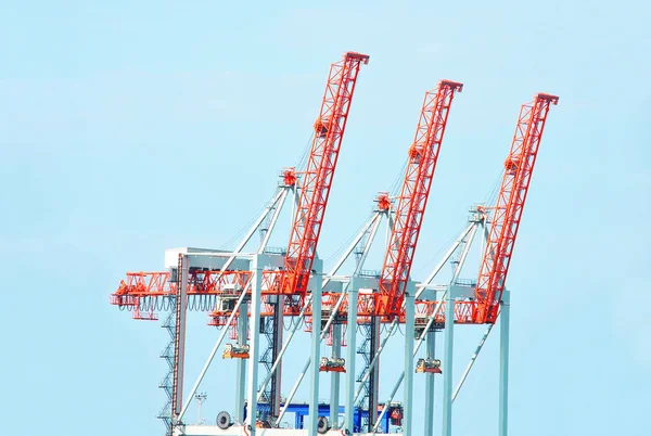 青空の背景上の港の貨物クレーン — ストック写真