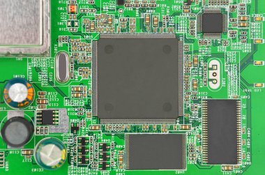 Yeşil baskılı modem anakart ile microcircuit, yakın çekim