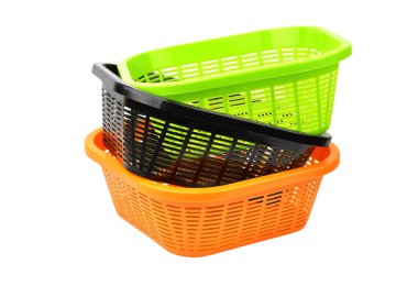 Beyaz arka plan üzerinde izole depolama plastik sepet