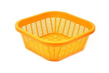 Beyaz arka plan üzerinde izole depolama plastik sepet