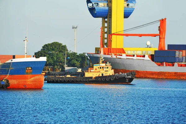 Holownik Pomocy Luzem Statek Portu Nabrzeża — Zdjęcie stockowe