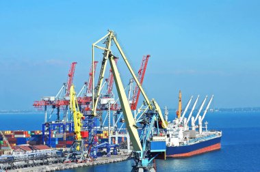Bağlantı noktası kargo vinç, gemi ve konteyner, Odessa, Ukrayna