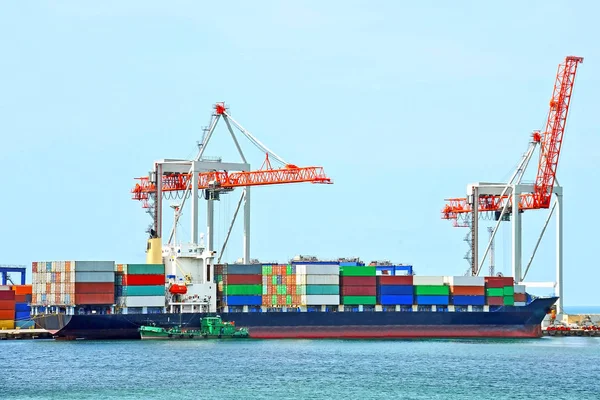 Containerstapel Und Schiff Unter Kranbrücke — Stockfoto