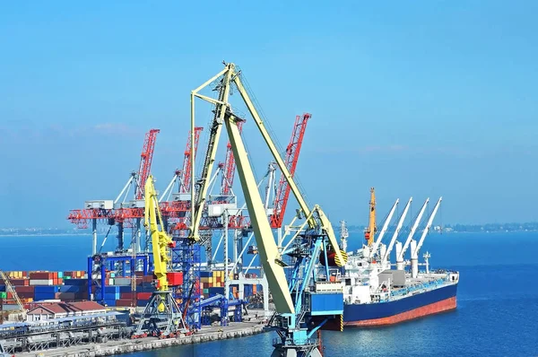 Bağlantı noktası kargo vinç, gemi ve konteyner, Odessa, Ukrayna