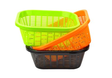 Beyaz arka plan üzerinde izole depolama plastik sepet