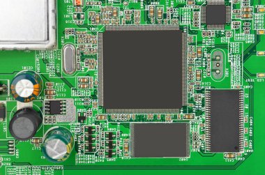 Yeşil baskılı modem anakart ile microcircuit, yakın çekim