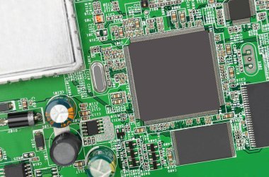 Yeşil baskılı modem anakart ile microcircuit, yakın çekim