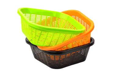 Beyaz arka plan üzerinde izole depolama plastik sepet