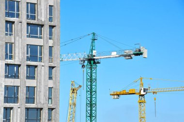 Turna ve bina mavi gökyüzüne karşı yapım aşamasında