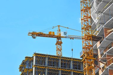 Turna ve bina mavi gökyüzüne karşı yapım aşamasında