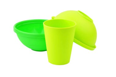 Beyaz arka plan üzerinde izole yeşil plastik yemekleri