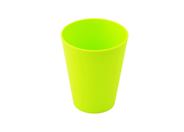 Зеленый пластиковый стаканчик, изолированный на белом фоне
