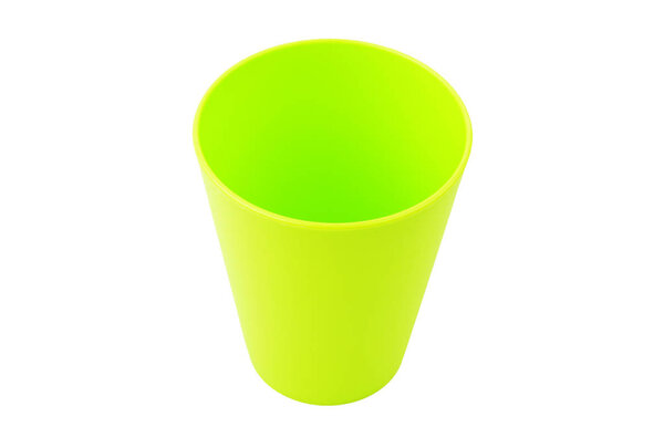 Зеленый пластиковый стаканчик, изолированный на белом фоне
