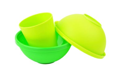 Beyaz arka plan üzerinde izole yeşil plastik yemekleri