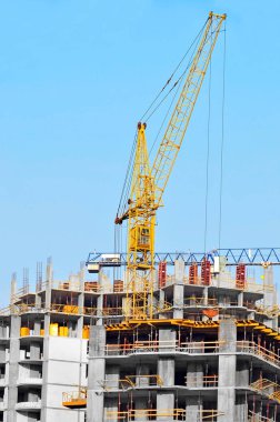 Turna ve bina mavi gökyüzüne karşı yapım aşamasında