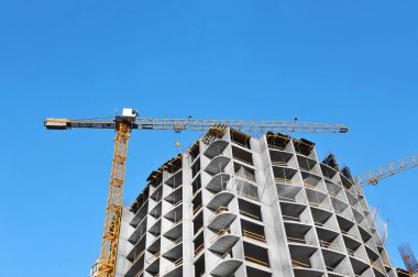 Turna ve bina mavi gökyüzüne karşı yapım aşamasında