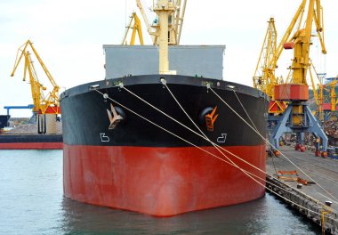 toplu yük gemisi altında liman Vinci Köprüsü, odessa, Ukrayna