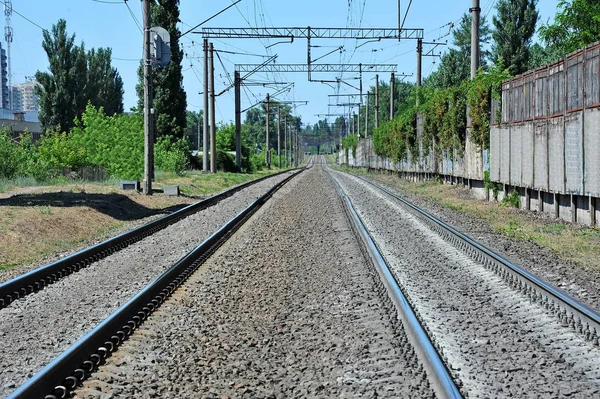 Metaller Demiryolu Yolda Uyuyan Izlemek — Stok fotoğraf