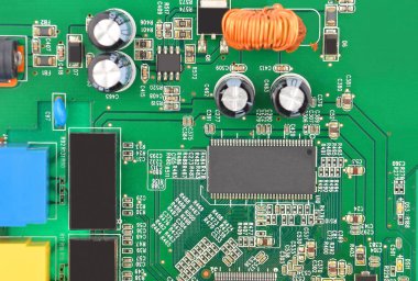 Yeşil baskılı yönlendirici anakart ile microcircuit, yakın çekim