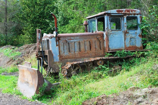 Paslı terk edilmiş traktör — Stok fotoğraf