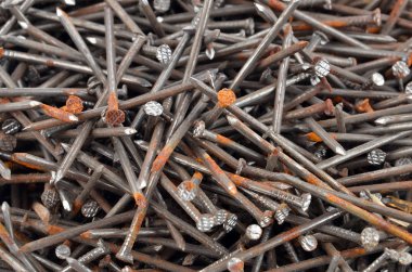 Paslı çivi, yakın