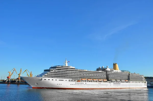 Cruise reizen schip in de haven — Stockfoto