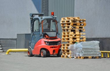Kırmızı forklifti